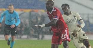 Али Соу дари фланелката си от мача с Рома с благотворителна цел